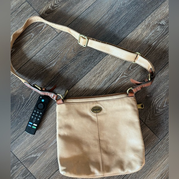 Light soft leather Fossil Cross Body Purse - Picture 2 of 2